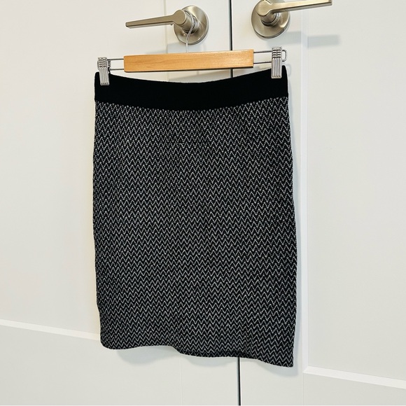 Lord and Taylor 100% merino wool mini skirt in great condition Size XS - Picture 2 of 4